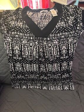 Liz Claiborne Black and White V-Neck Short Sleeve Printed Top